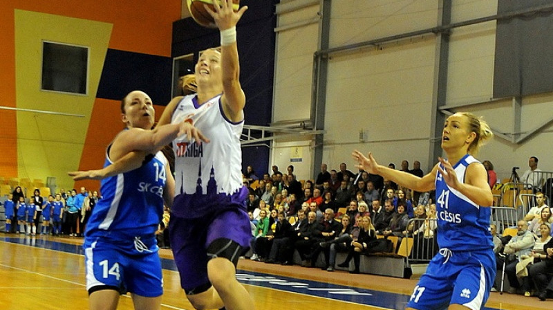 Anda Eibele ("TTT Rīga") pret SK "Cēsis": gaidām nākamo sēriju Latvijas sieviešu basketbola trillerī.
Foto: Romualds Vambuts