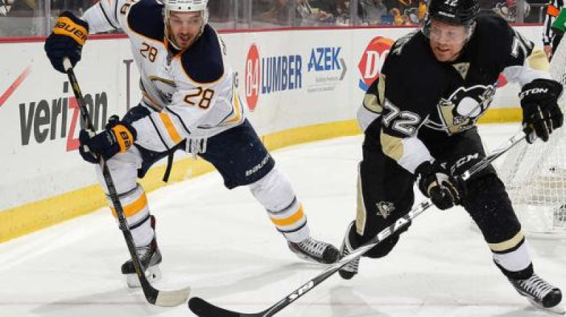 Zemgus Girgensons pret Patriku Hornkvistu
Foto: Joe Sargent/NHLI via Getty Images