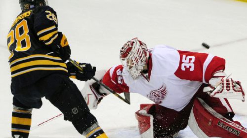 Zemgus Girgensons pret Džimiju Hovardu
Foto: AP/Scanpix