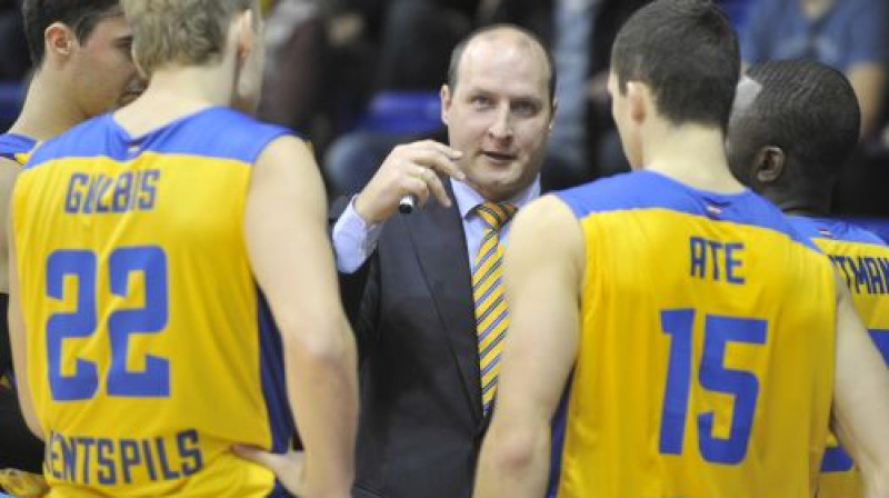 Roberts Štelmahers diriģē "Ventspils" spēlētājus
Foto: Romāns Kokšarovs/F64