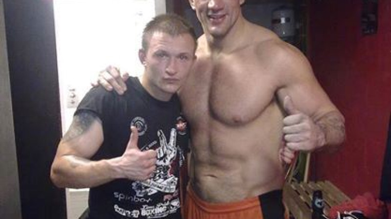 Roberts Skujiņš (no kreisās) pēc treniņa kopā ar pazīstamo MMA cīkstoni Džeimsu Tomsonu
Foto: sherdog.com