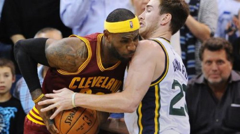 Lebronu Džeimsu pēdējā minūtē aptur Gordona Heivorda aizsardzība
Foto: AFP/Scanpix