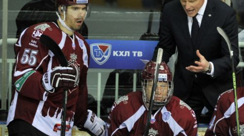 Linuss Videls, Andris Džeriņš un Rīgas "Dinamo" galvenais treneris Artis Ābols
Foto: Romāns Kokšarovs, Sporta Avīze, f64