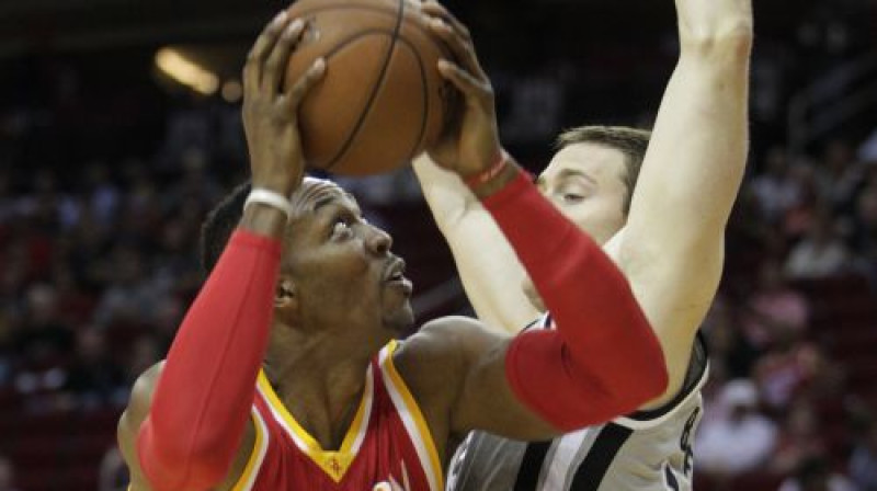 Dvaits Hovards uzbrukumā "Spurs" grozam
Foto: AP/Scanpix