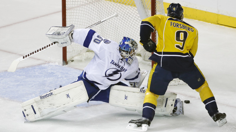 Filips Forsbergs gūst vārtus pret Kristeru Gudļevski NHL pirmssezonas spēlē.
Foto: AFP/Scanpix