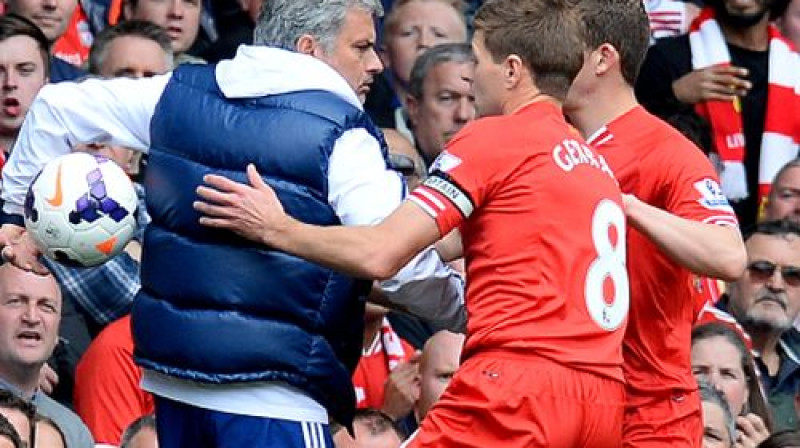 Žuzē Mourinju un Stīvens Džerārds iepriekšējā spēlē "Anfield" stadionā
Foto: AFP/Scanpix