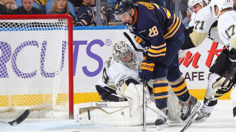 Zemgus Girgensons cīņā pie vārtiem
Foto: Bill Wippert/NHLI via Getty Images