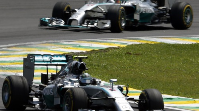 "Mercedes" piloti Hamiltons un Rosbergs
Foto: AFP/Scanpix