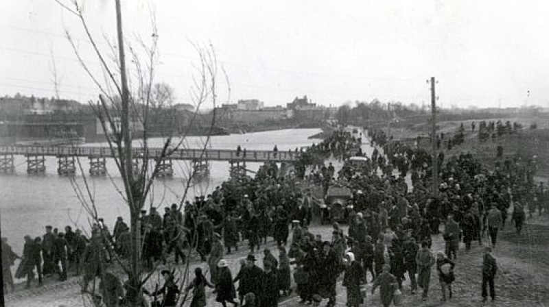 Rīdzinieki priecājas pēc bermontiešu padzīšanas no pilsētas. Bolderāja, 1919.gada novembra beigas. Foto: Latvijas Kara muzeja arhīvs.