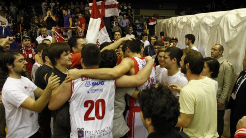 Redžo komanda ar līdzjutējiem brīdi pēc izcīnītās uzvaras pār Milānu 
Foto: sportreggio.it