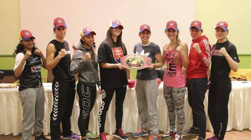 Karīna Jarjomenko (trešā no labās) starp "Bigger’s Better Girl Power" turnīra dalībniecēm Liepājā 
Foto: Ģirts Gertsons, liepajniekiem.lv