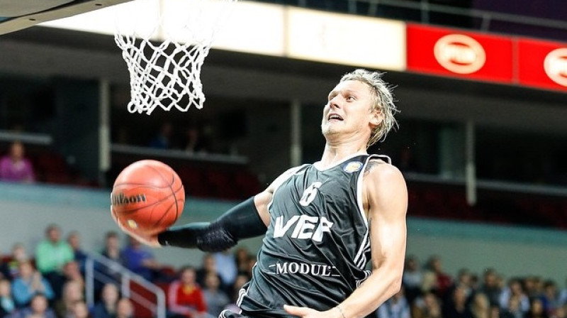 "VEF Rīga" basketbolists Jānis Timma trešdien, 25.februārī, OSC vada nodarbības jaunāko klašu skolēniem Basketbols aicina.
Foto: Mikus Kļaviņš, "VEF Rīga"