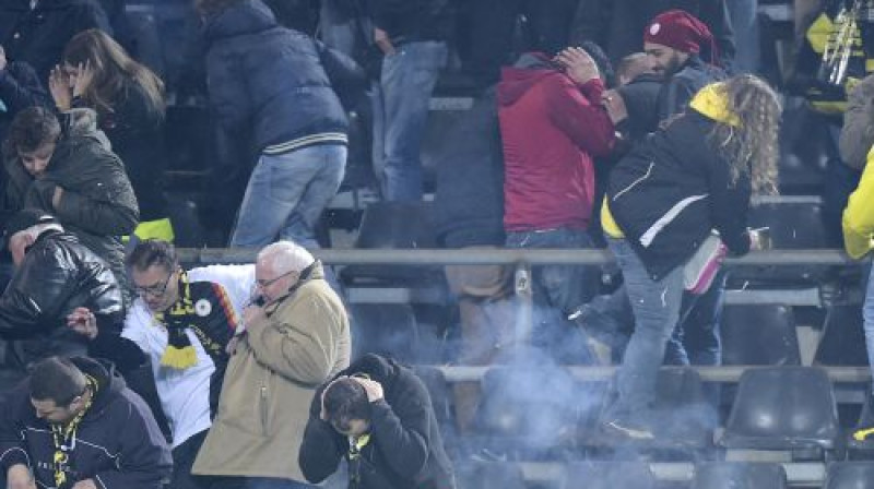 Pirotehnikas uzliesmojumi iztrūcina Dortmundes līdzjutējus
Foto: AP/Scanpix