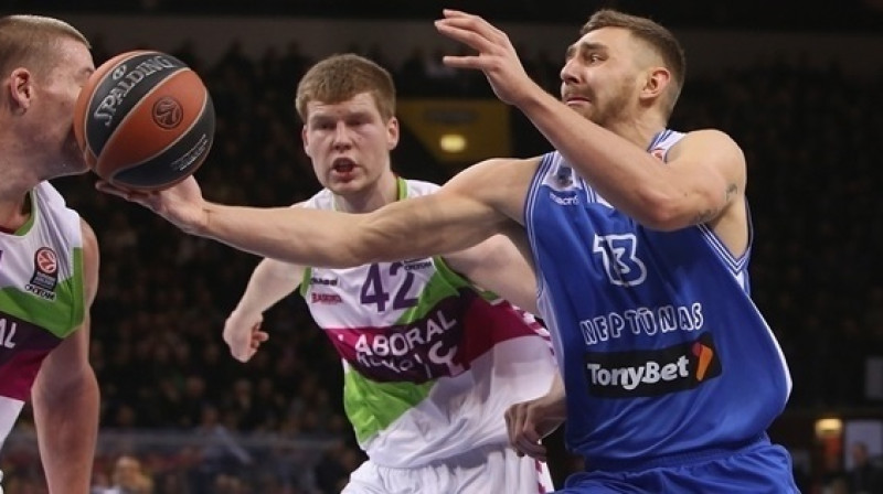 Deivids Gaiļus pret Dāvi Bertānu
Foto: euroleague.net