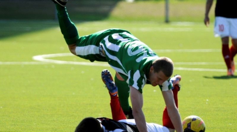 Mārtiņš Milašēvičs šogad vienīgais Virslīgā nopelnīja divas sarkanās kartītes
Foto: Romāns Kokšarovs, Sporta Avīze, f64