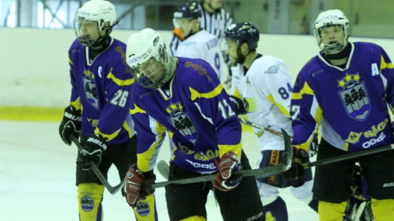 Ogrēniešiem steidz palīgā U18 izlases aizsargs Eduards Hugo Jansons 
Foto: Ritvars Raits, HK "Ogre Juniors"