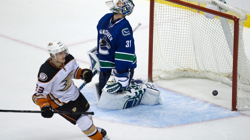 Jakubs Silfverbergs pārspējis "Canucks" vārtsargu Ediju Leku, nodrošinot "Ducks" komandai uzvaru pēcspēles metienu sērijā. 
Foto: AP/Scanpix
