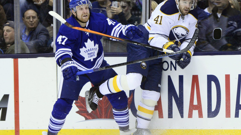 No Leo Komarova dabū ciest neviens vien pretinieks arī NHL.
Foto: AFP/Scanpix