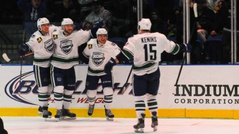 Ronalds Ķēniņš ar komandas biedriem atzīmē vārtu guvumu. 
Foto: Utica Comets