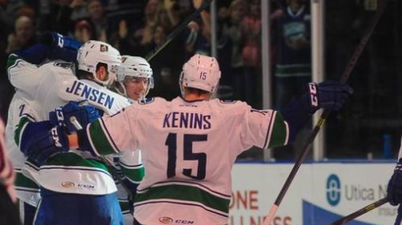 Ronalds Ķēniņš ar komandas biedriem atzīmē vārtu guvumu
Foto: Utica Comets
