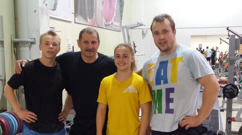 Ritvars Suharevs, Eduards Andruškēvičs, Rebeka Koha, Artūrs Plēsnieks 
Foto: Latvijas Svarcelšanas federācija / Instagram