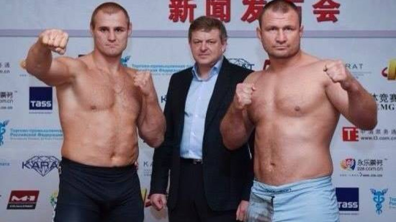 Konstantīns Gluhovs (no kreisās) ar Damianu Grabovski svēršanās procedūras laikā
Foto: mixfight.ru