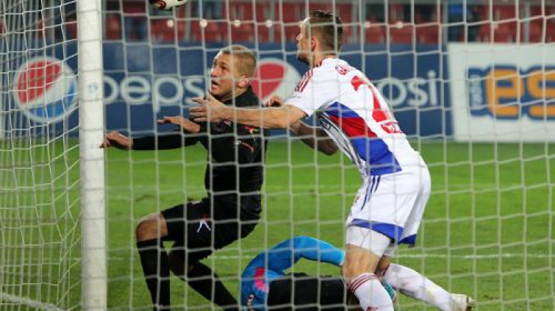 Deniss Rakels raida bumbu pakritušā Pāvela Šteinbora vārtos
Foto: Cracovia.pl