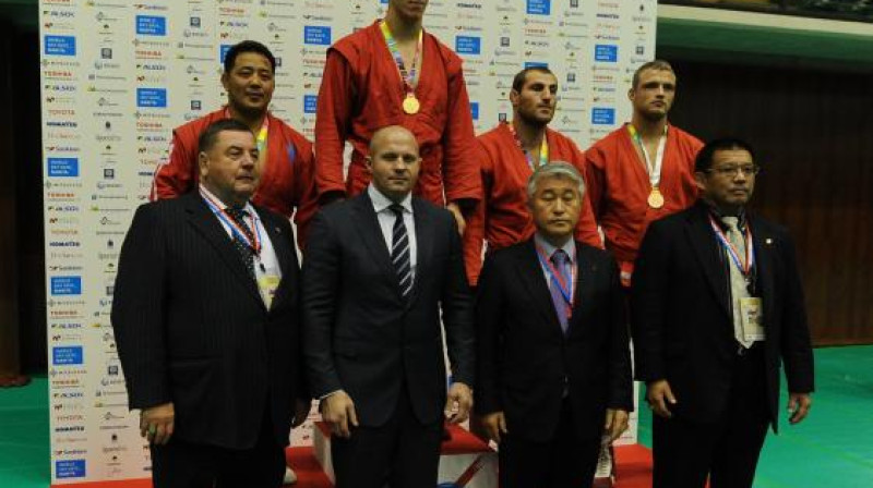 Viktors Reško (pa labi) uz pjedestāla Japānā 
Foto: sambo.lv