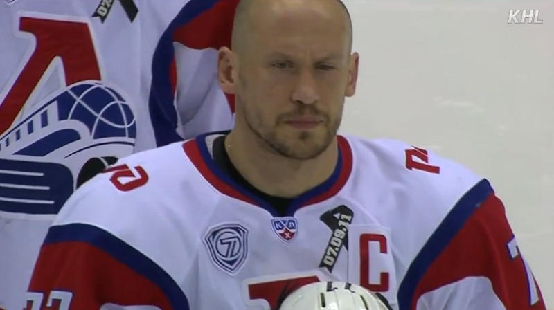 "Lokomotiv" kapteinis Iļja Gorohovs klausās Padomju Savienības himnu
Foto: KHL
