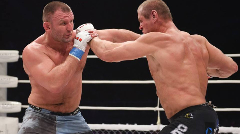 Konstantīns Gluhovs (no labās) cīņas epizodē ar Damianu Grabovski
Foto: mixfight.ru
