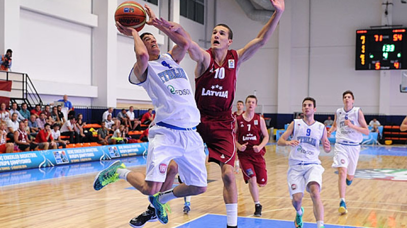 U18 izlases kandidātam Džeikam Krūmiņam jau ir viena Eiropas U18 čempionāta pieredze.
Foto: FIBAEurope.com