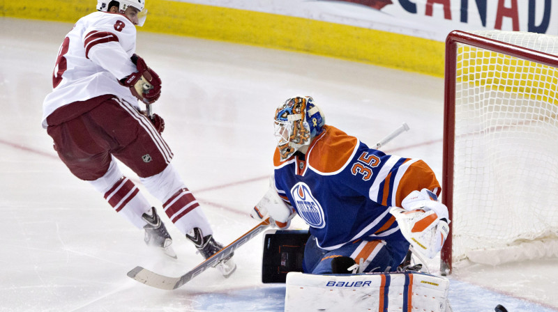 Tobiass Rīders pārspēj "Oilers" vārtsargu Viktoru Fastu 
Foto: AP/Scanpix