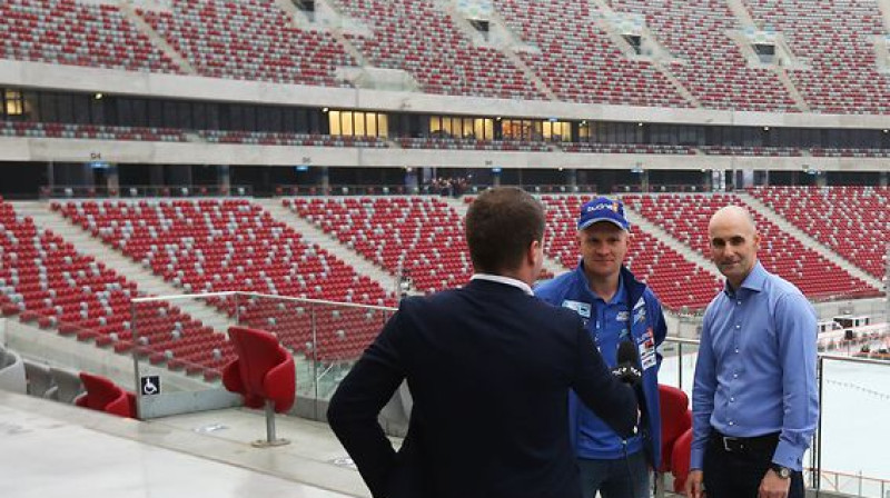 Tomašs Gollobs (pa labi) Varšavas "Grand Prix" prezentācijā
Foto: sportowefakty.pl