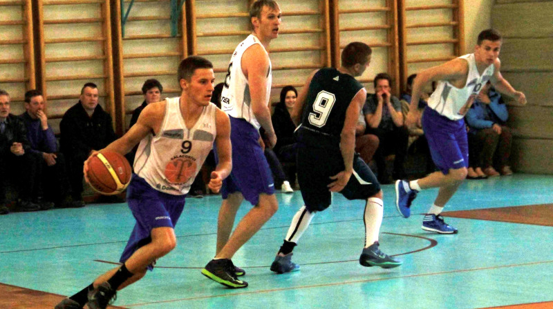 BK "Salacgrīva" saspēles vadītājs Edgars Šilbergs ievada komandas uzbrukumu.
Foto: Kārlis Miksons
