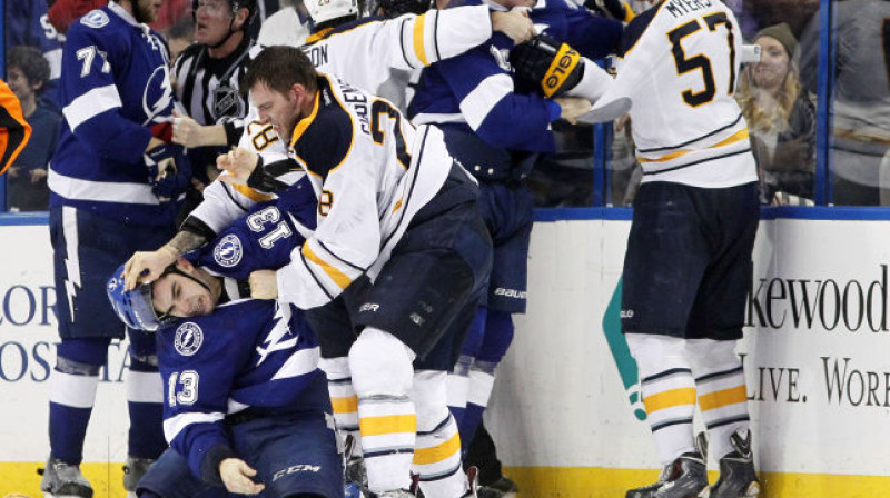 Zemgus Girgensons pārmāca Sedriku Paketu
Foto:tampabay.com