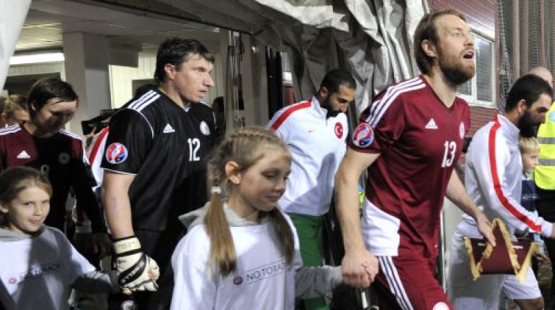 Jānis Ikaunieks, Aleksandrs Koliņko un Kaspars Gorkšs iziet laukumā pret Turcijas izlasi
Foto: Romāns Kokšarovs/F64
