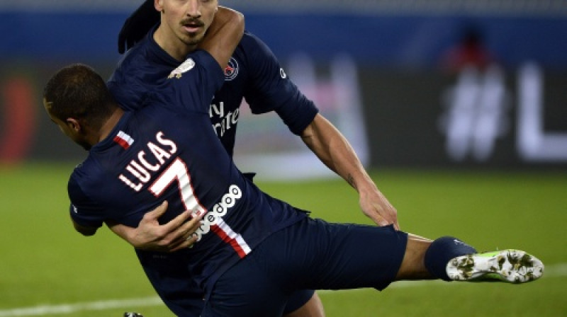 Lukašs Moura sveic Zlatanu Ibrahimoviču ar vārtu guvumu
Foto: AFP/Scanpix