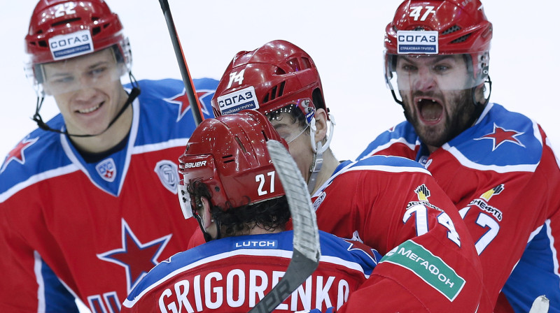 Igors Grigorenko saņem komandas biedru apsveikumus pēc vārtu guvuma 
Foto: Itar-Tass/Scanpix