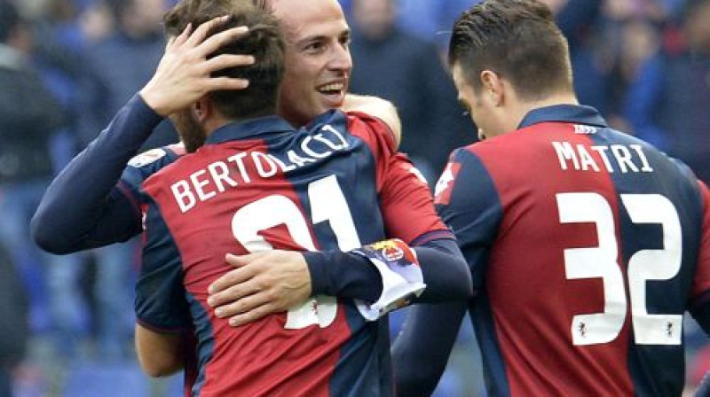 "Genoa" spēlētāji atzīmē Lukas Antoneli vārtu guvumu
Foto: AP/Scanpix