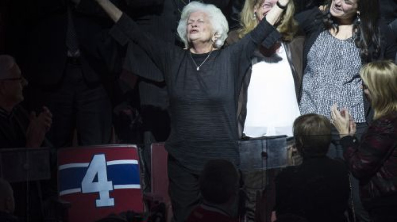 Žana Belivo atraitne Elisa pateicas līdzjutējiem. Blakus redzama sēdvieta ar ceturto numuru, kurā neviens vairs nekad nesēdēs
Foto: AP/Scanpix