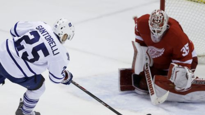 Maiks Santoreli realizē uzvaru nesošo bullīti
Foto: AP/Scanpix