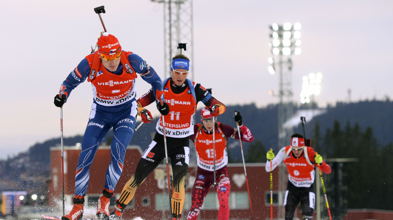Andrejs Rastorgujevs (#13) cīņā ar Ondržeju Moravecu (no kreisās), Simonu Šempu un Neitanu Smitu.
Foto: AFP