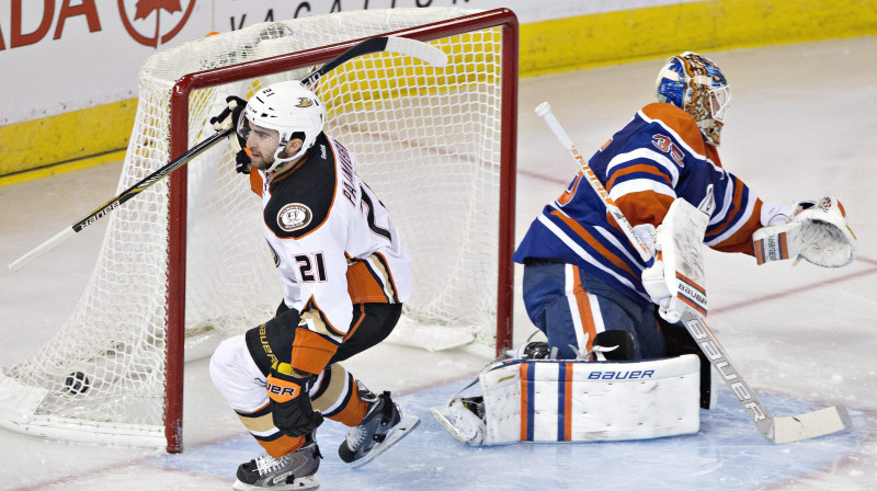 Kails Palmēri pārspēj Viktoru Fāstu, otrās trešdaļas sākumā panākot 2:0 Anaheimas "Ducks" labā. 
Foto: AP/Scanpix