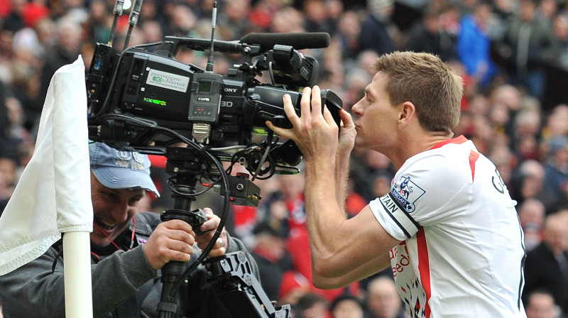 Pagājušajā sezonā "Liverpool" kapteinis pēc gūtajiem vārtiem pret "Manchester United" skūpstīja televīzijas kameru. Kā būs šosezon?
Foto: AFP/Scanpix