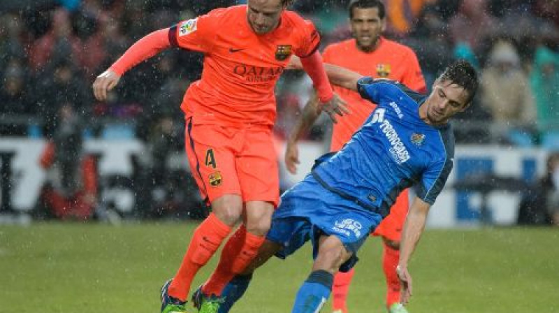 Ivans Rakitičs cīņā ar "Getafe" pussargu Pablo Sarabiju
Foto: AFP/Scanpix