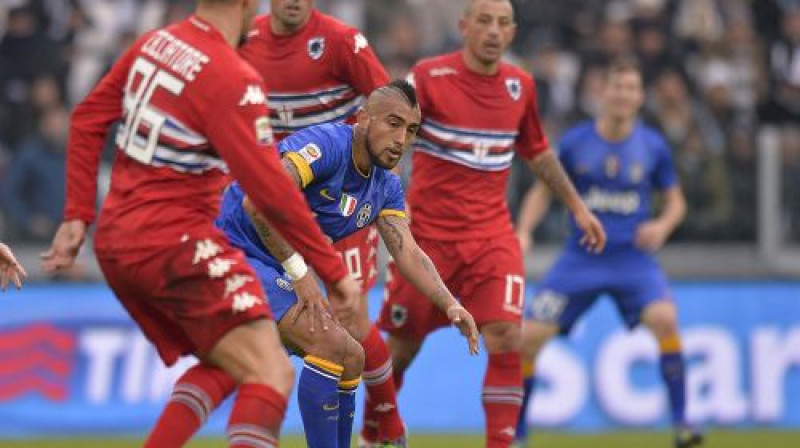 Arturo Vidāls "Sampdoria" spēlētāju ielenkumā
Foto: LaPresse/Scanpix