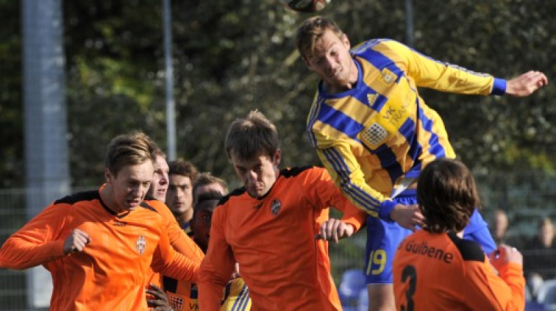 Renārs Rode cīņā par bumbu
Foto: Romāns Kokšarovs/Sporta Avīze