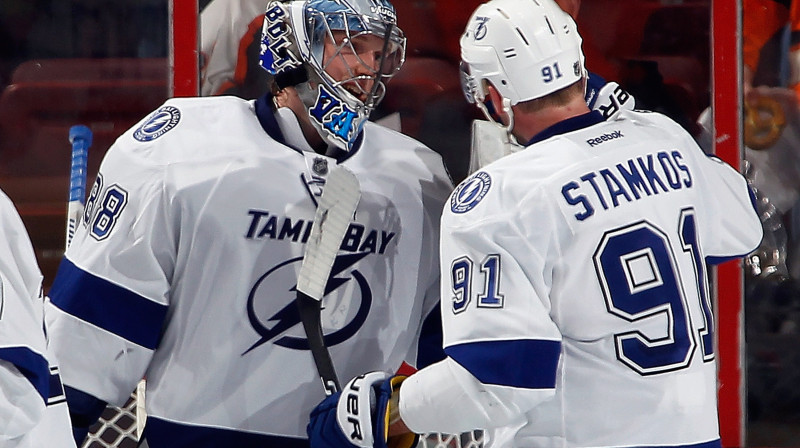 Tampabejas "Lightning" zvaigzne Stīvens Stemkoss apsveic Andreju Vasiļevski ar teicamu debiju NHL. 
Foto: AFP/Scanpix