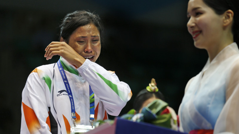 Sarita Devi uz pjedestāla Āzijas spēlēs 
Foto:  AP/ Scanpix
