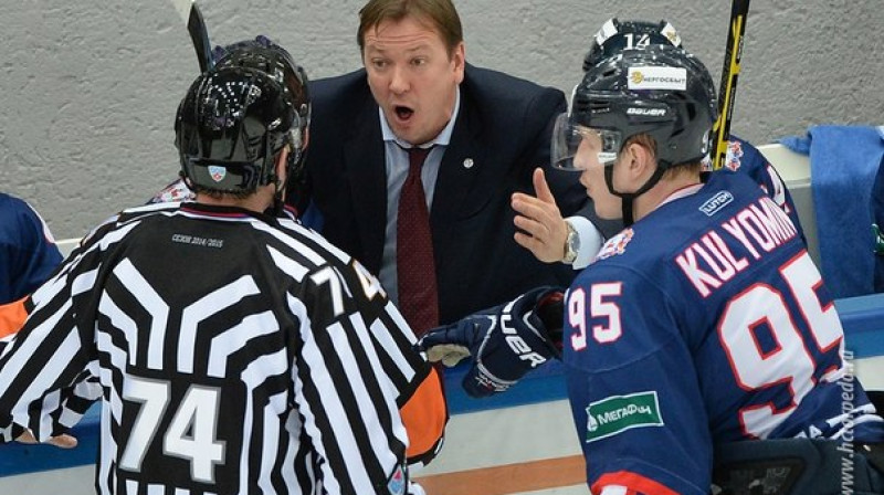Pēteris Skudra tālajā plānā 
Foto: hctorpedo.ru